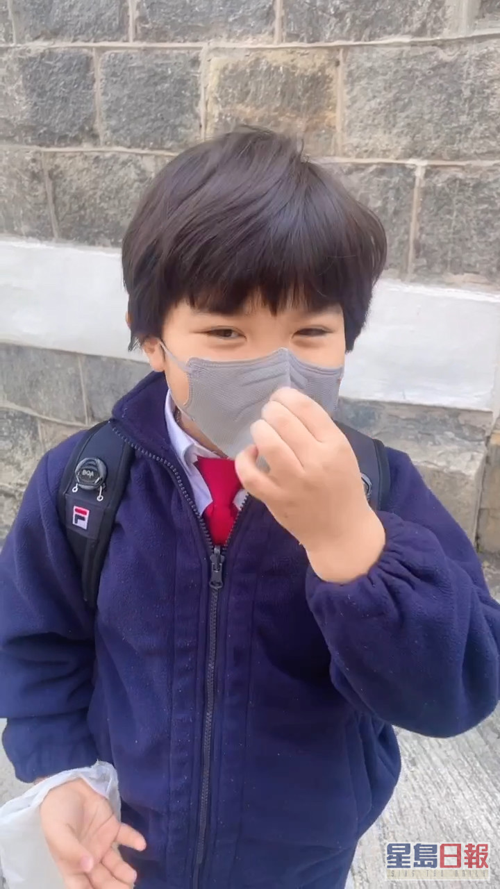 曾演出ViuTV《反起跑线联盟》的小童星孙咏轩返学嗰阵仲有戴口罩。