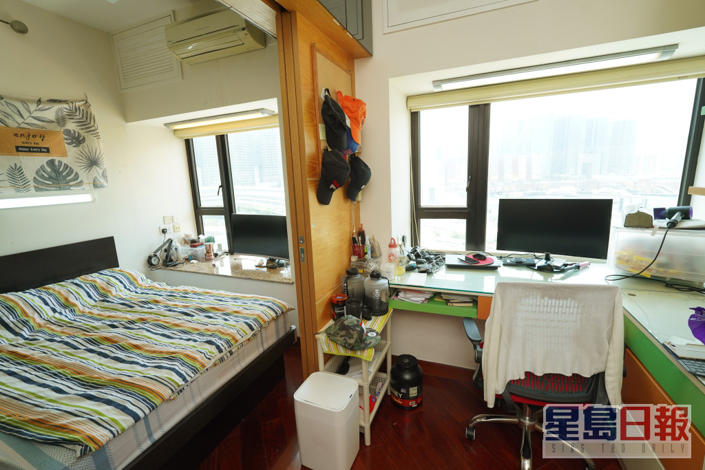 圖中房間特設隔板分隔睡眠空間與工作區，空間更見實用。