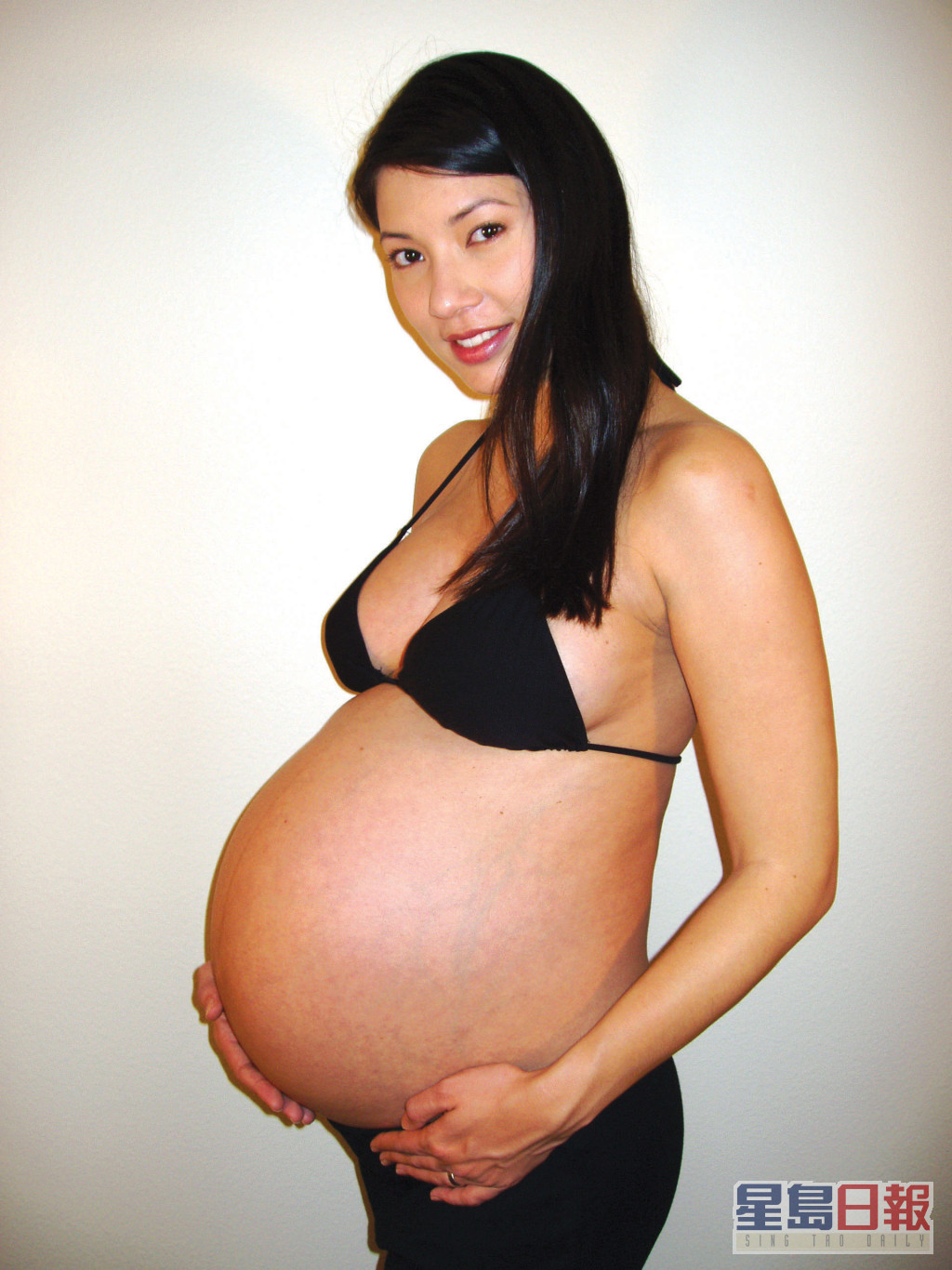 翁為德在1999年與「常威」鄒兆龍於美國洛杉磯註冊結婚，並於2003年4月誕下一對孖仔，產後體重一度達一百八十磅。