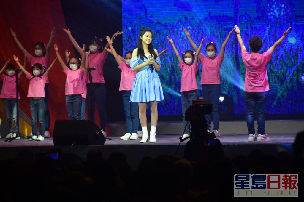 姚焯菲首次与儿童合唱团同台表演。