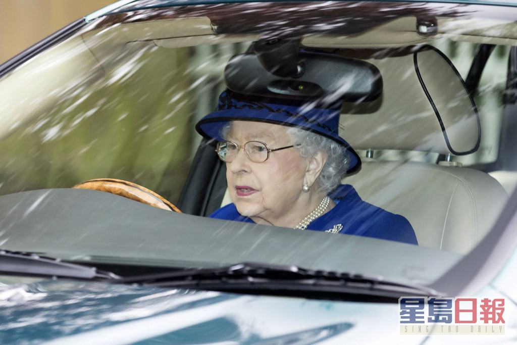 雖然英女皇無駕駛執照但依然可以自行開車。網上圖片