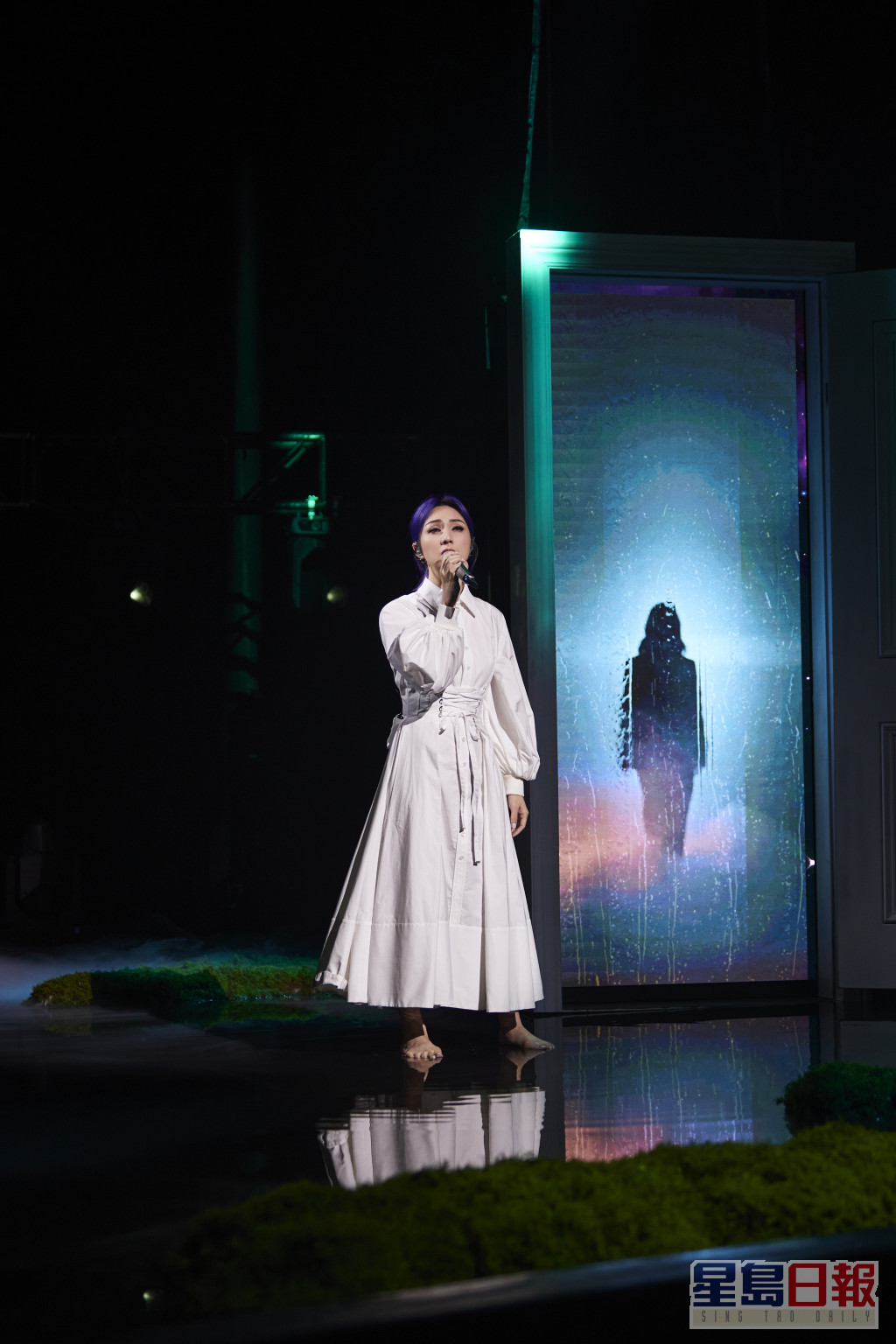 千嬅以赤脚演绎配合效果，舞台上还有两个杨千嬅出现。