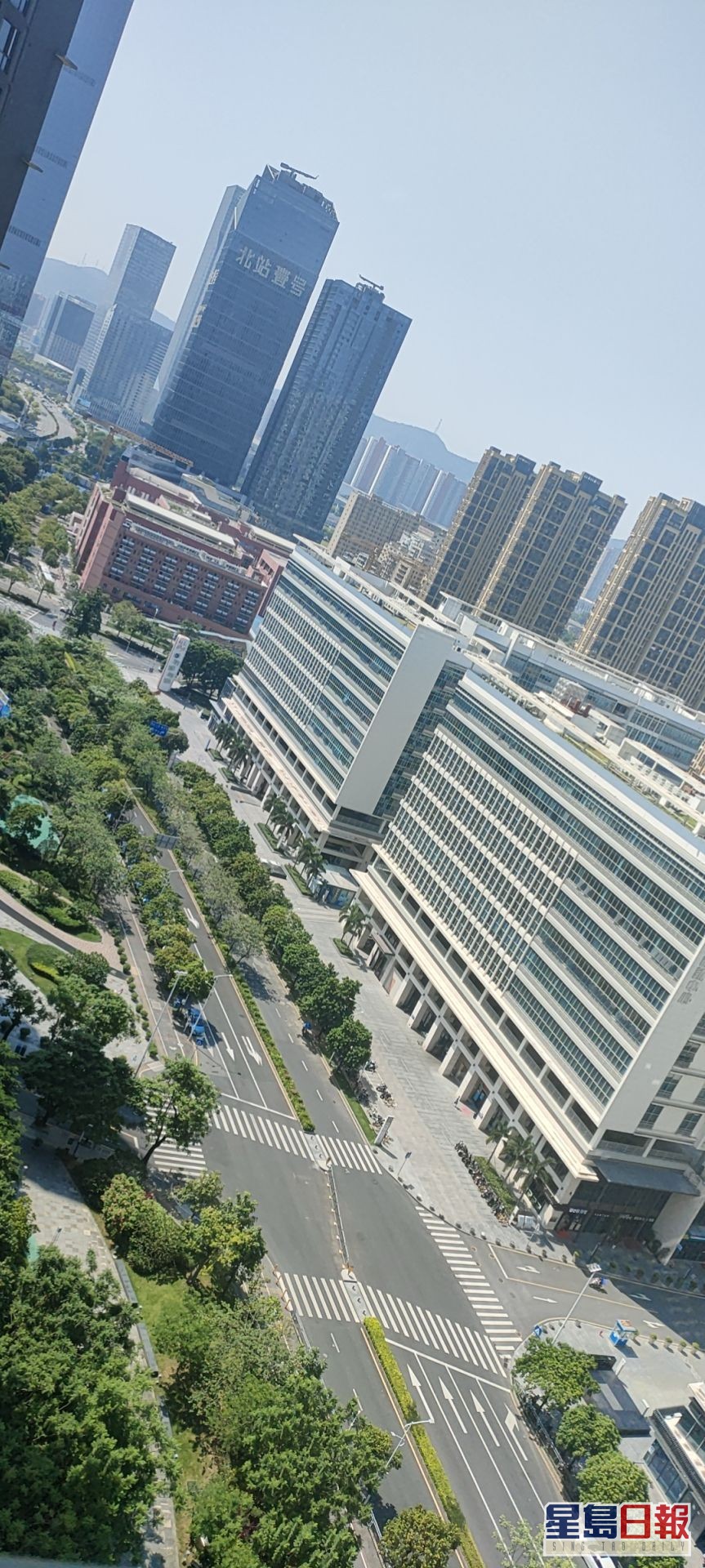 龍華區的高鐵深圳北站周邊路上幾近無人。讀者提供