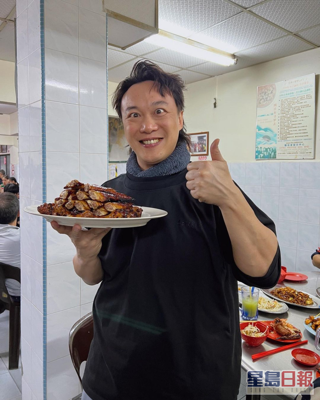 陈奕迅骚后与一班工作人员在当地一间平民食店宵夜。