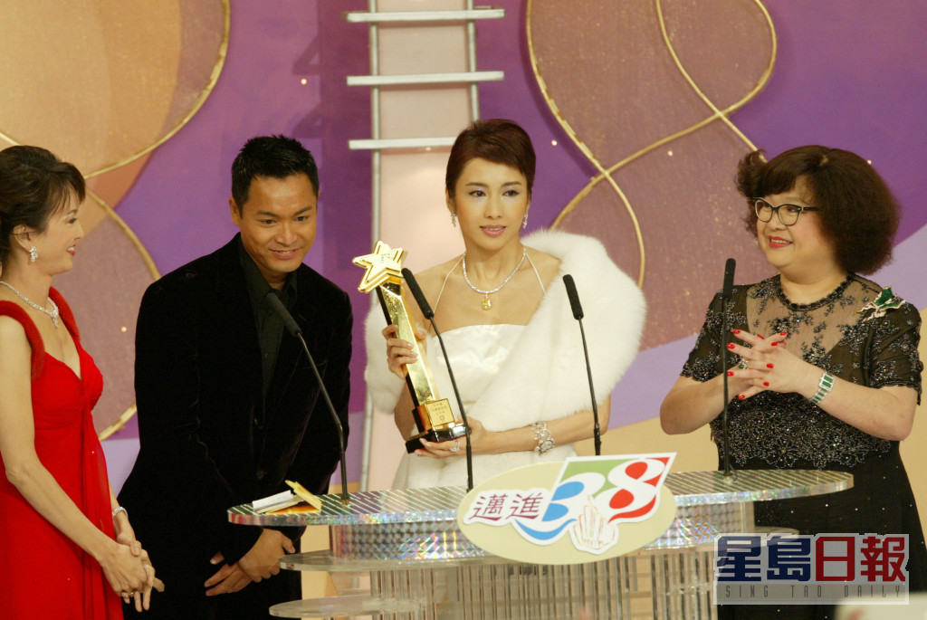 黎姿2004年凭《金枝欲孽》封视后，于事业高峰时决定为家人退出幕前。