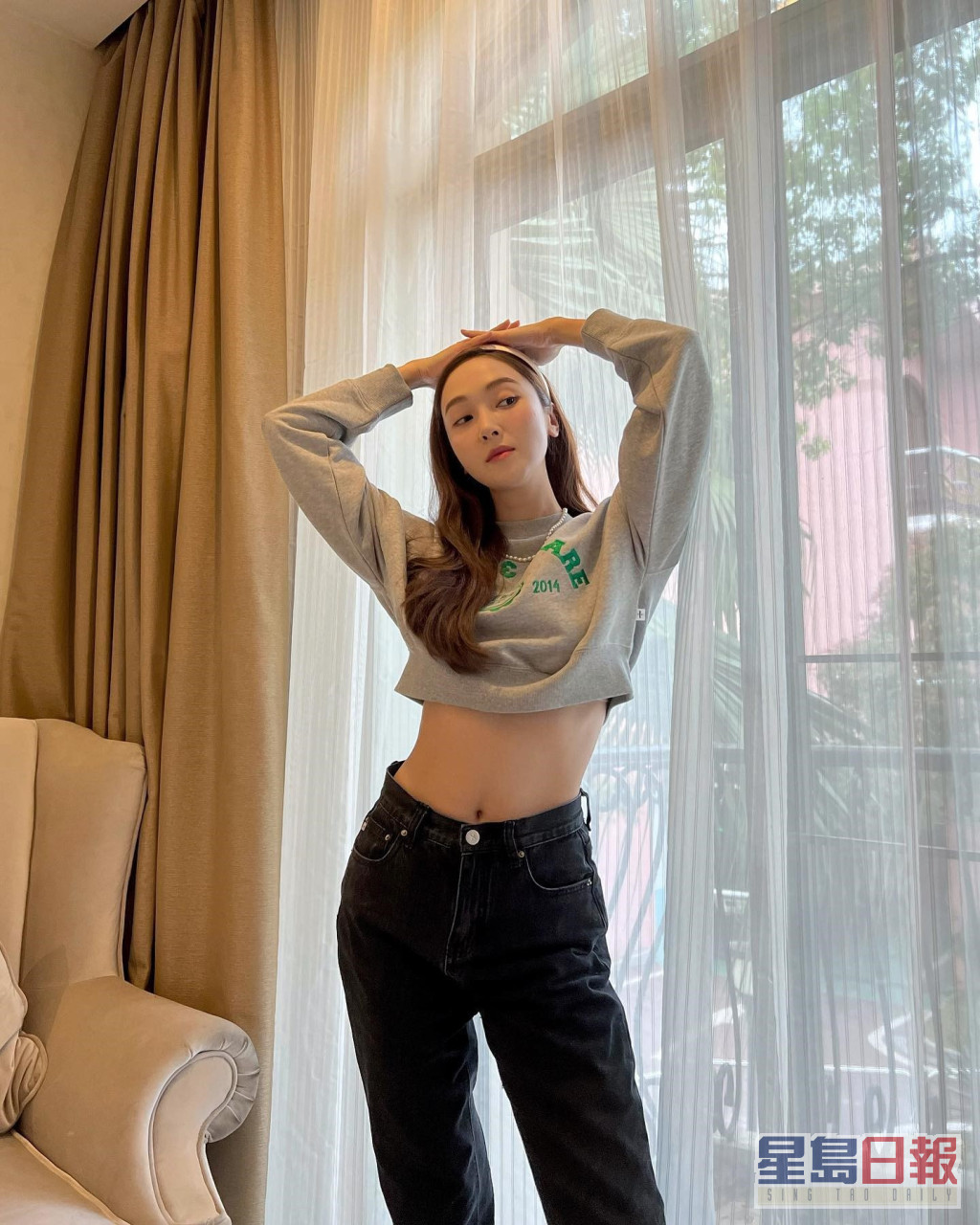 Jessica日前在IG晒露腰照。