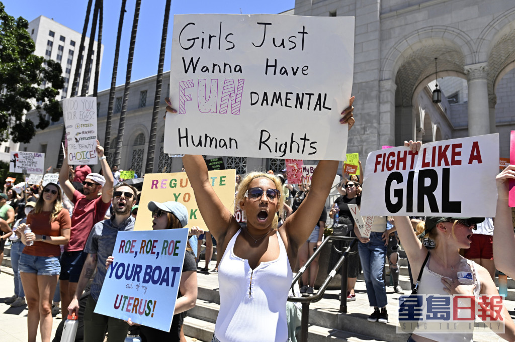 在洛杉矶其中一批示威者游行到市会堂。AP