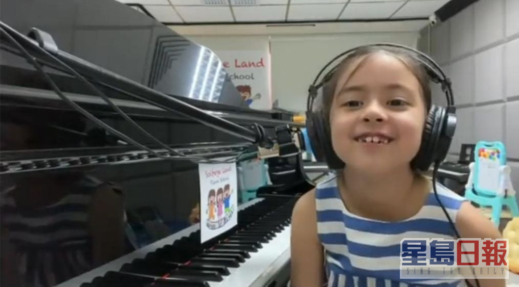 GiGi畀Sofia自由發展，囡囡最愛彈琴及唱歌。