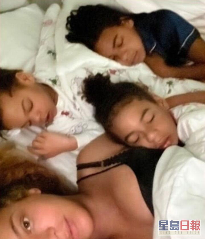 Beyonce在官网大晒与子女的珍贵合照。