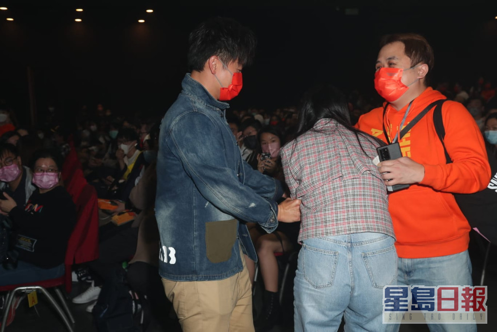小方在胡鴻鈞演唱會上拉不住陳瀅，搞到件事好尷尬。