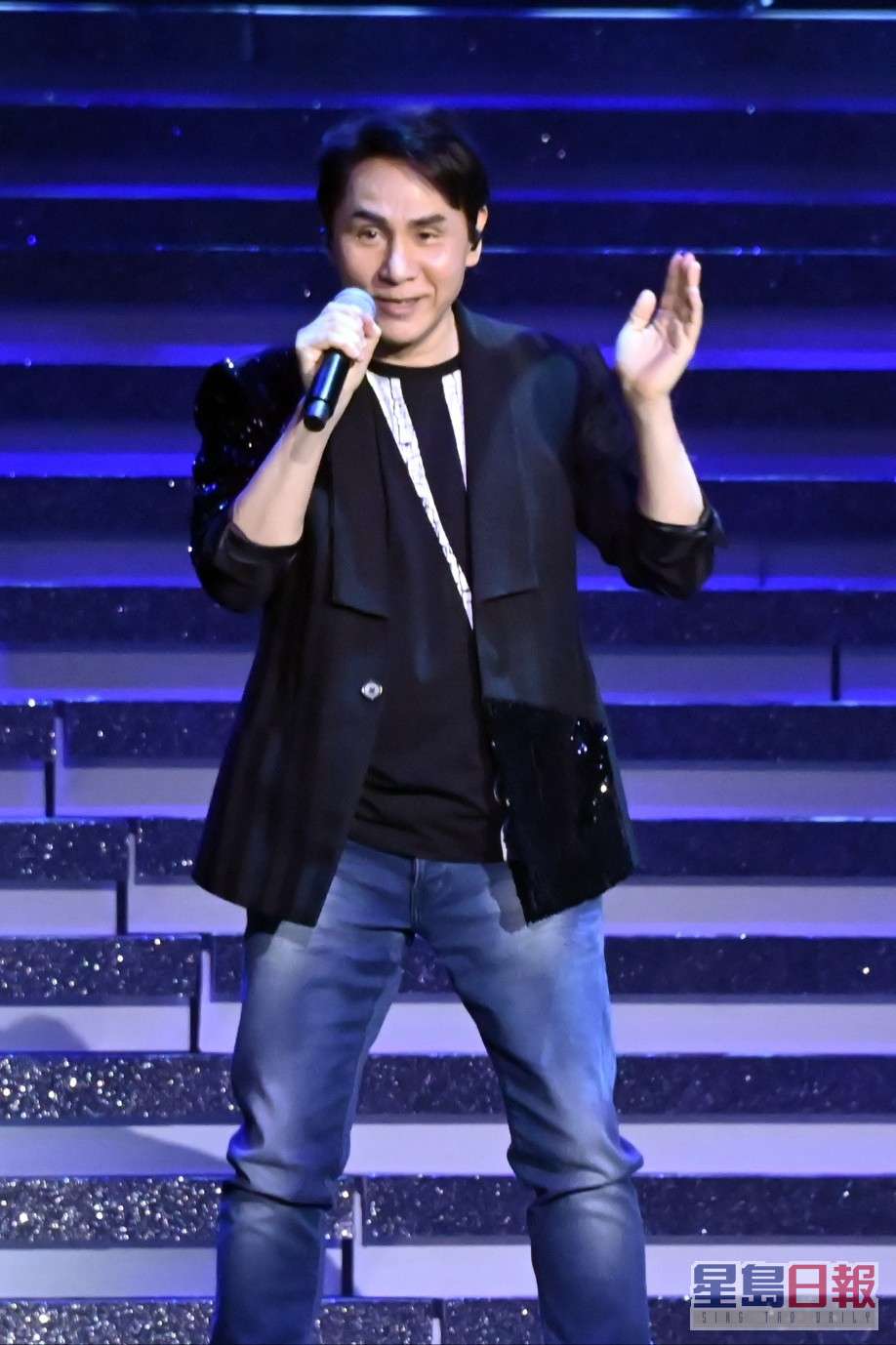 黄凯芹担任压轴嘉宾与吕方合唱《情深缘浅》。