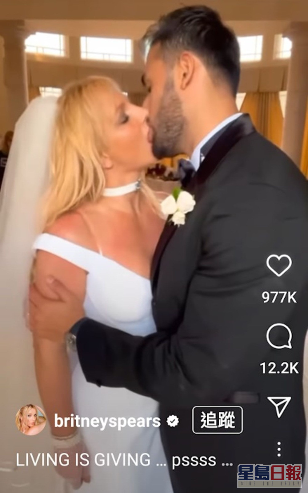 Britney在社交网晒婚礼片，一对新人更不断kiss。