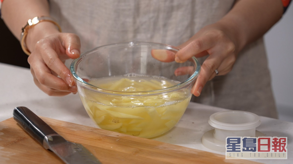 換水後再浸，重覆此步驟三次；此舉可減少薯仔中的澱粉質，避免將薯條炒濃。