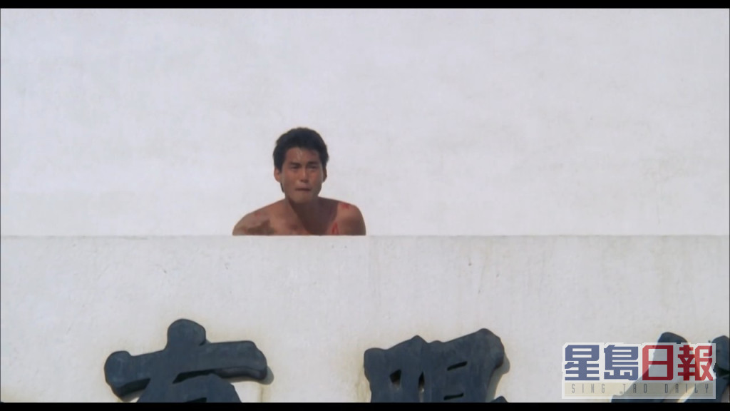 王俊棠首次拍戏，1985年于《流氓公仆》就有全裸演出。