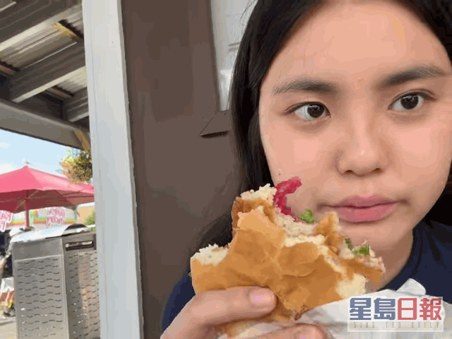 姚焯菲不時吃漢堡薯條。