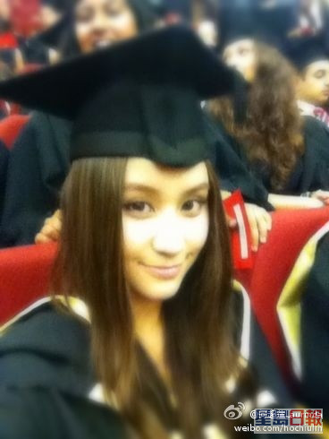 超莲2012年以一级荣誉成绩毕业于英国伦敦大学。
