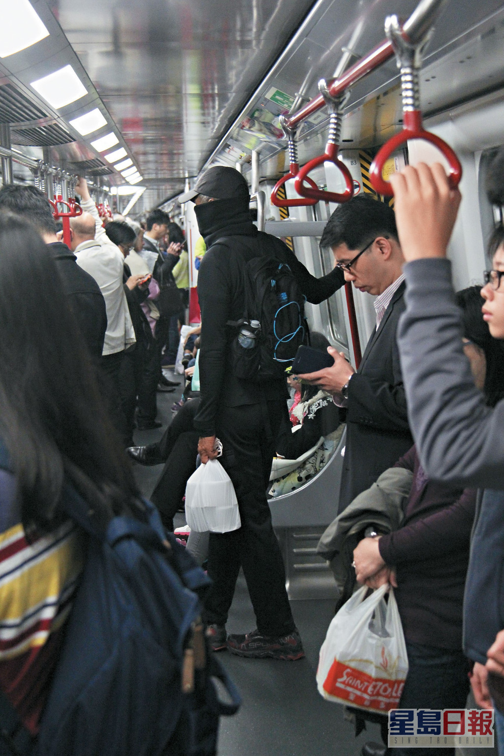 周润发经常搭港铁及巴士，更会与大众样帮衬小店，即使有市民认出也任影唔嬲。（东周刊图片）