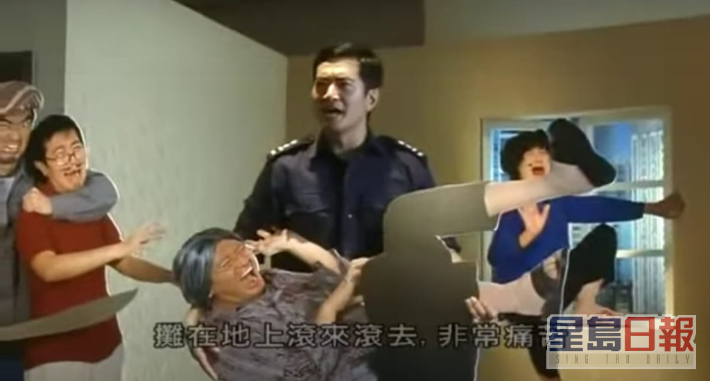 片中鄧梓峰就是用自己個樣製成人形紙板，再當成人質作教學。