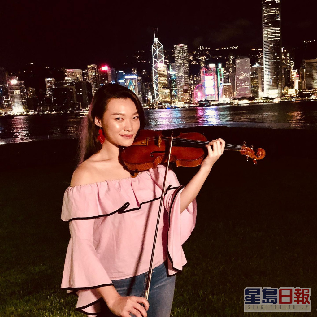  Janees学咗小提琴16年，依家已经系专业嘅小提琴演奏家喇。