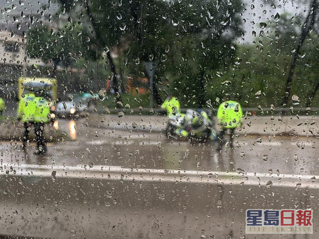 两辆警察电单车疑天雨路滑跣軚。图:Bosco Chu 香港突发事故报料区