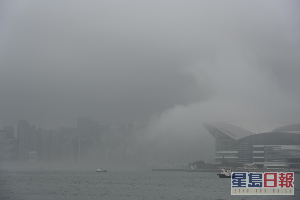 大霧籠罩維港兩岸。