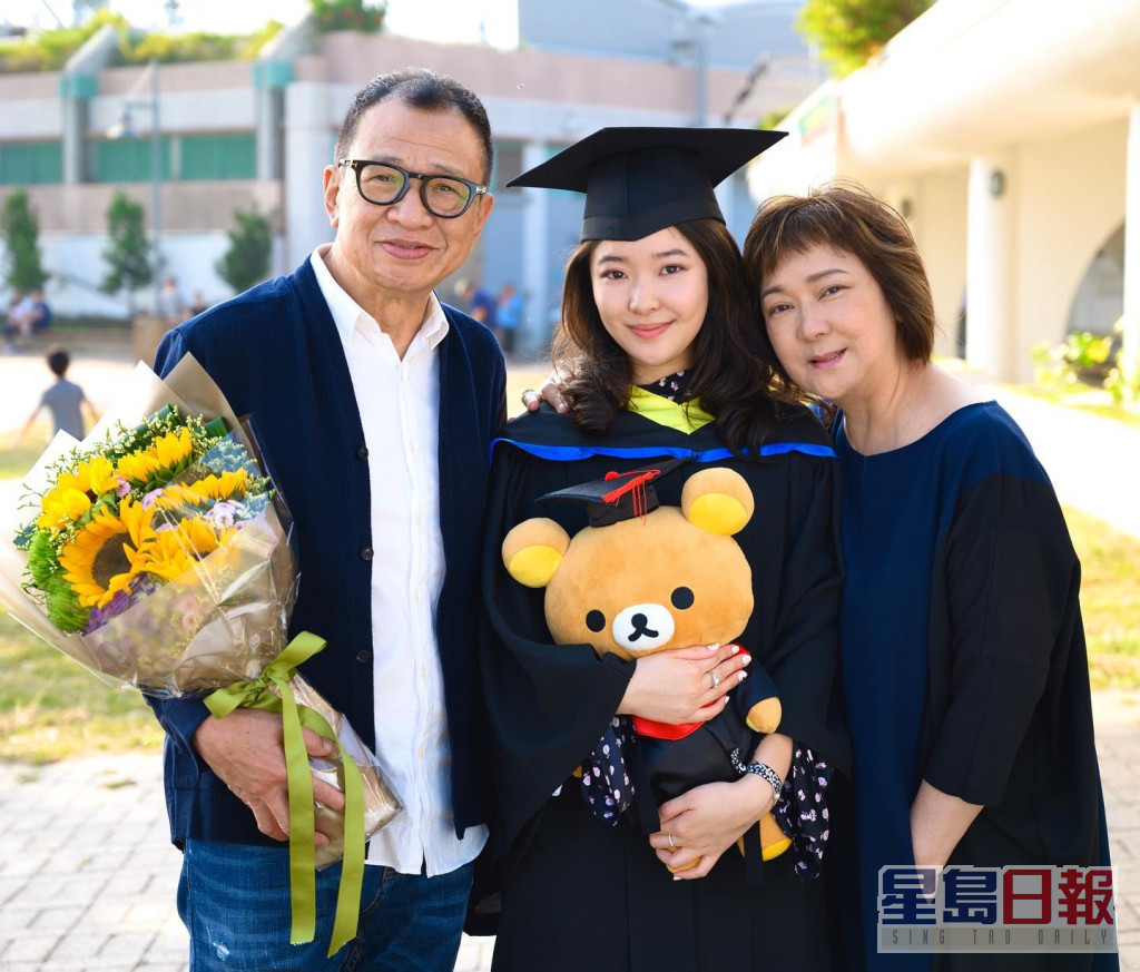 许惠菁在浸会大学传播系以一级荣誉毕业。