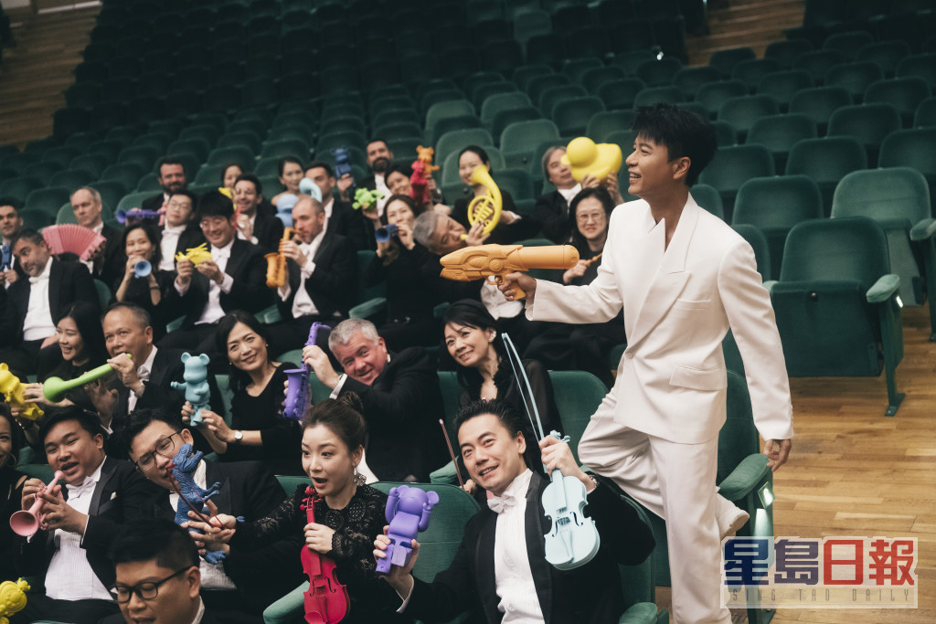 唱足几十年的李克勤日前宣布将会与香港管弦乐团合作开骚。