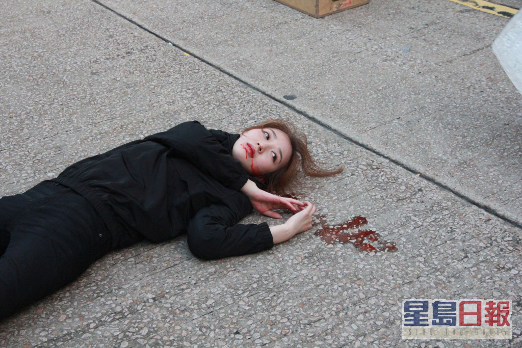 投入演戏  于《陀枪师姐2021》拍撞车身亡戏，何依婷表演获赞好。