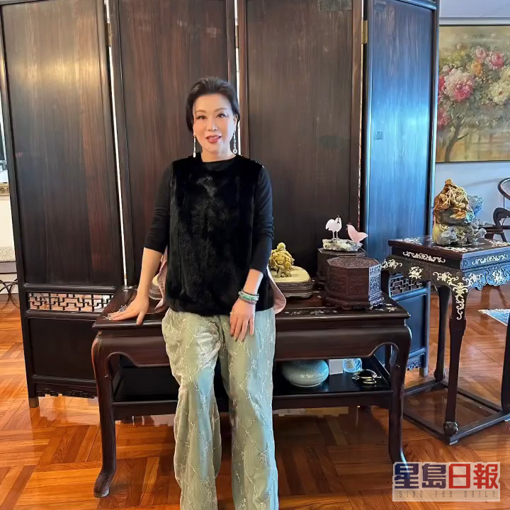 杨小娟不时在社交网贴相，多次曝光吕良伟与她的山顶豪宅，豪宅以中式古典风为主。