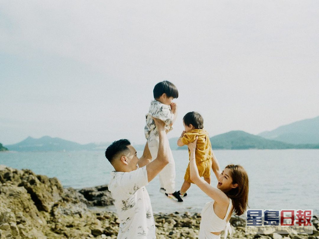 岑丽香为老公诞下两子。