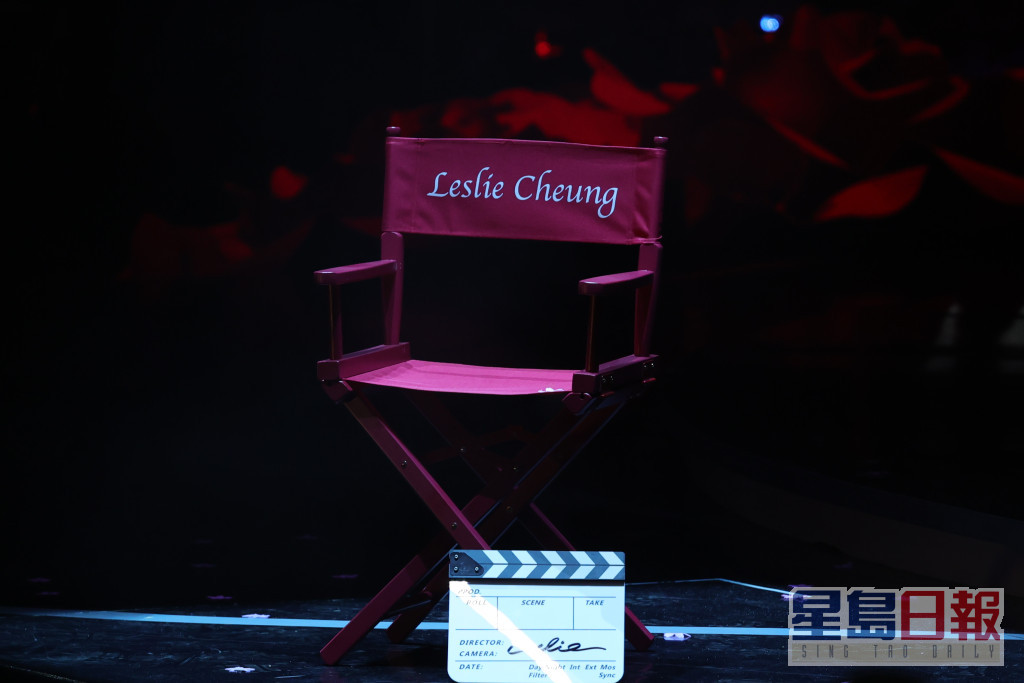 現場亦有寫有Leslie的導演椅。