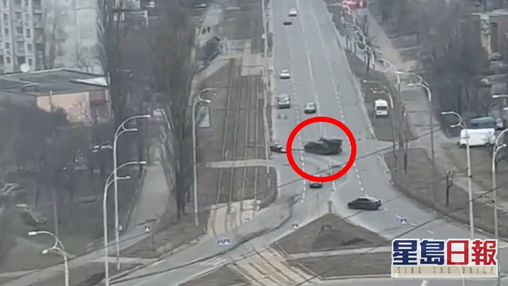 俄國軍車（紅圈）今日出現在基輔市中心的奧波隆。互聯網圖片