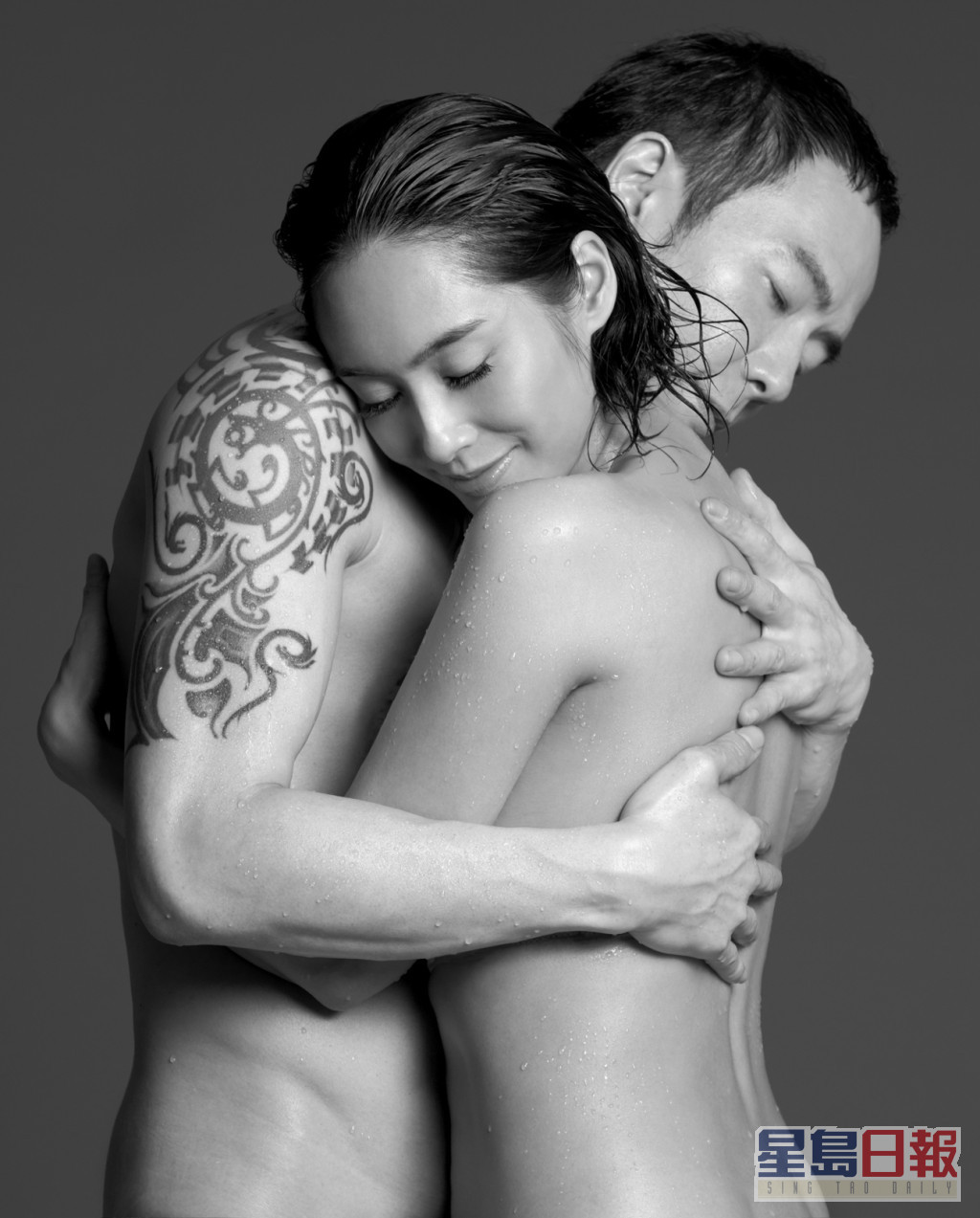 朱茵與黃貫中於2012年結束愛情長跑，在微博公布意外懷孕喜訊時上載赤裸相擁黑白合照。