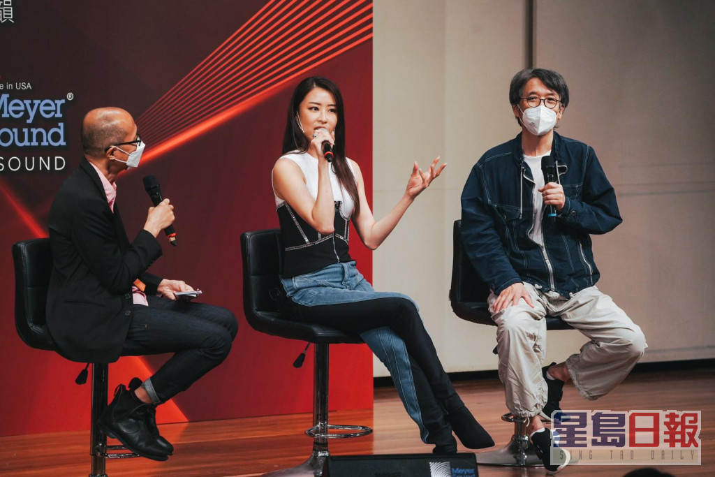 陈逸璇与监制一同出席，分享新碟制作过程。