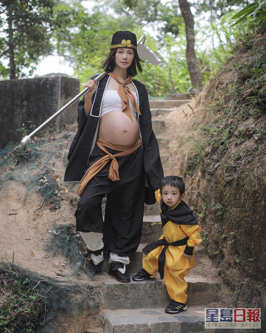 有母女装当然有母子装，正在陀第二胎的倪晨曦，利用孕肚扮成猪八戒，快2岁的囝囝就扮孙悟空。