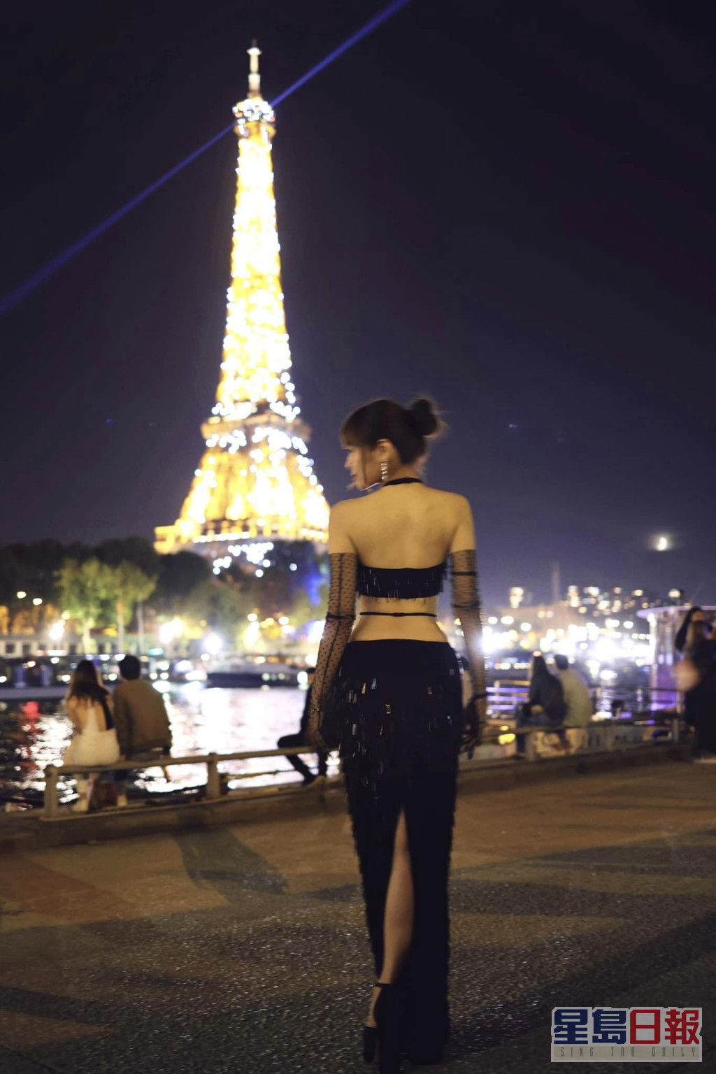 簡幗儀早前着上自己設計的性感晚裝遊巴黎。