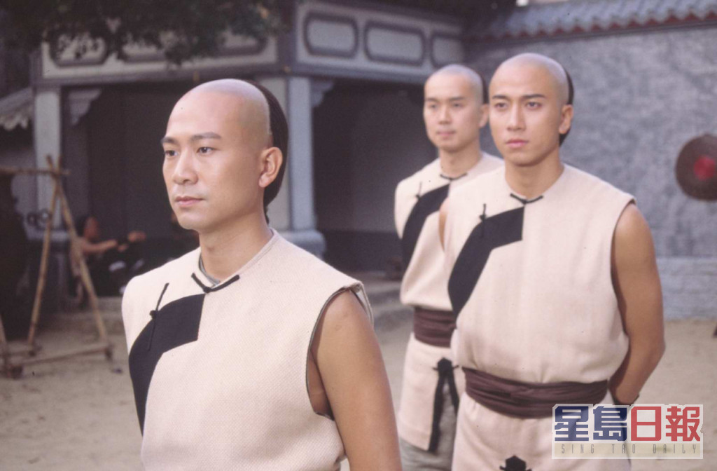 2003年，吴卓羲（右）首次为剧集《英雄·刀·少年》担任男主角。