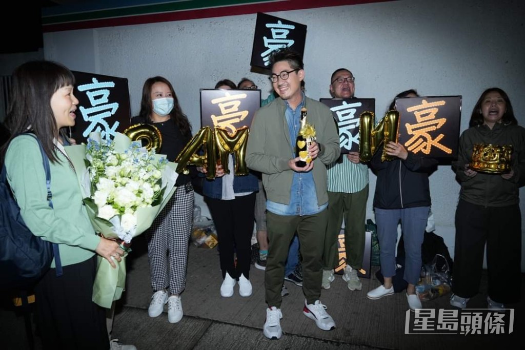 罗启豪分别有男女Fans向他示爱。