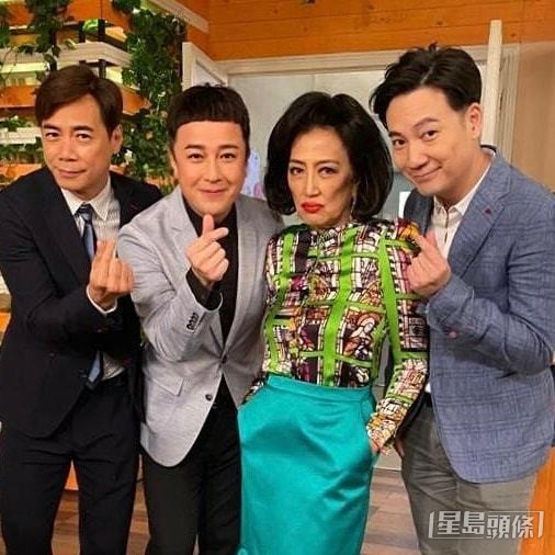 多得《愛回家》,有一段鄧永健變小朋友偶像,接商場親子慈善活動時,有很多小朋友要求合照。