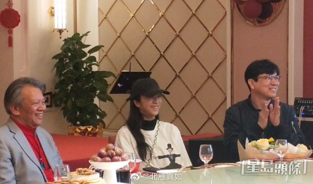 湯唯坐在父親湯余銘及老公中間。