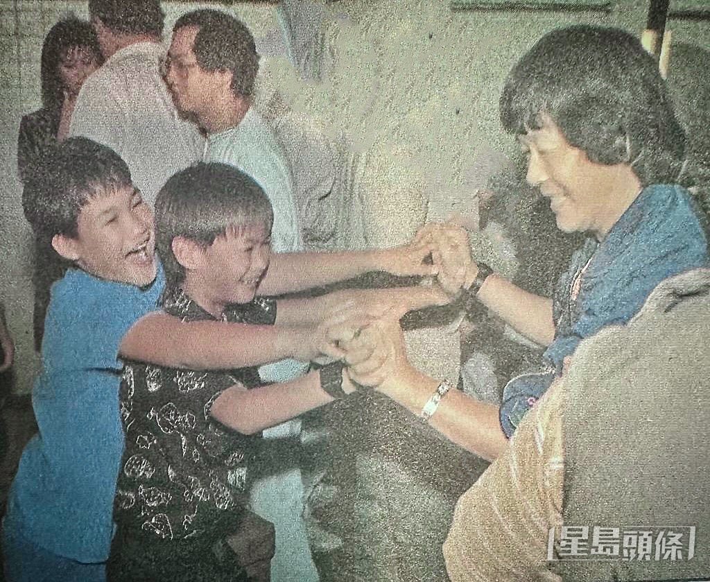 許懷欣近日收到母親寄來的舊照,令他又再懷念已故伯父許冠英。