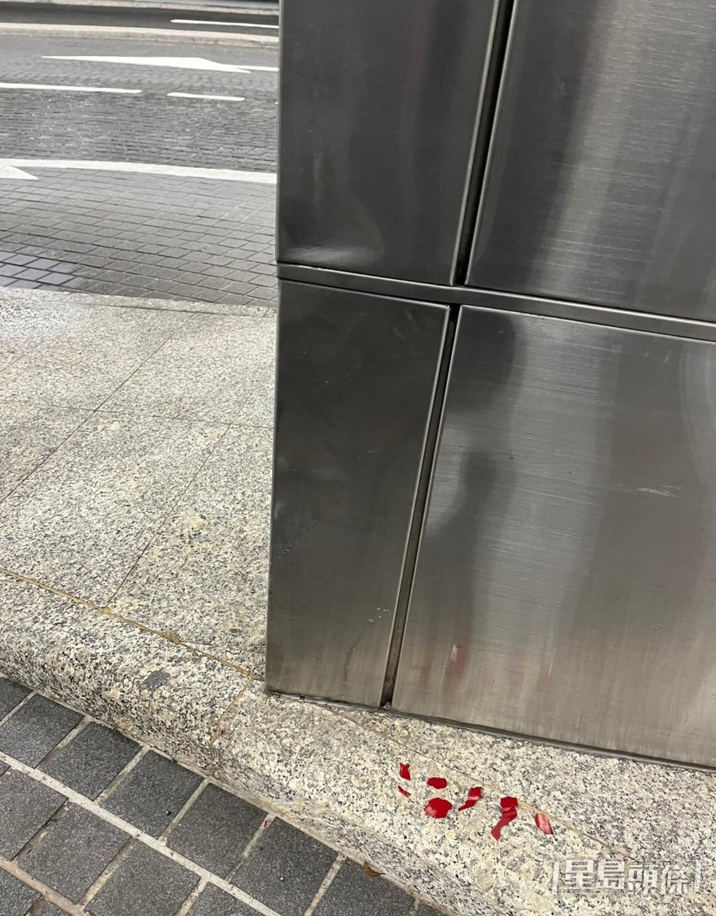 林作的跑車車頭損毀,被撞鐵柱旁遺下跑車甩脫的漆油。