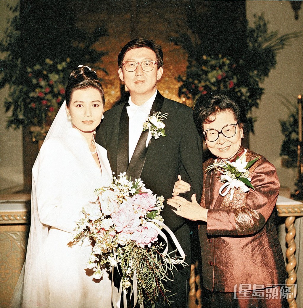 鍾楚紅與朱家鼎於1991年結婚,男方於2007年離世。