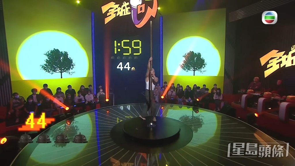 然後除咗隻袖,再除埋件褸,就上鋼管。