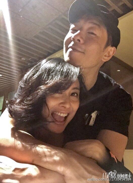 雖然這段關係曾不少被看好，有人經常質疑「黃貫中窮」、「要靠老婆」，不過無損二人的關係，依然相當恩愛！