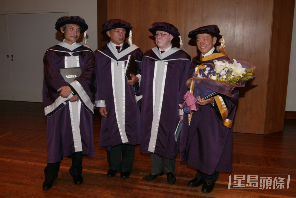 徐克(左)在2007年获演艺学院颁授荣誉院士。