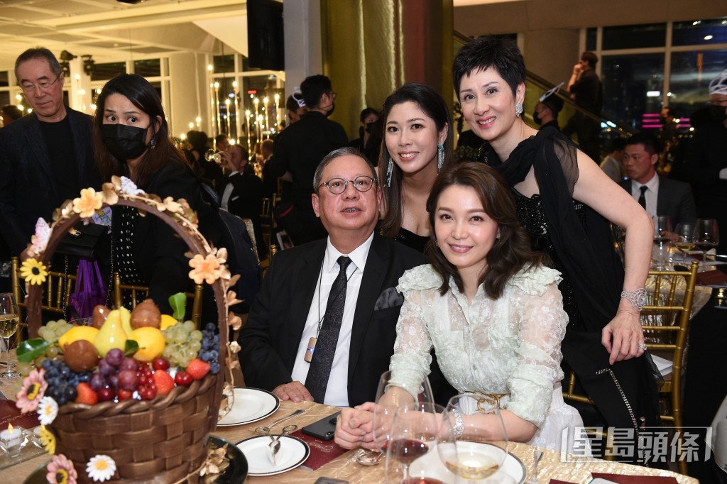 林建岳近年與比自己年幼24歲的林寶賢(前右)出雙入對。