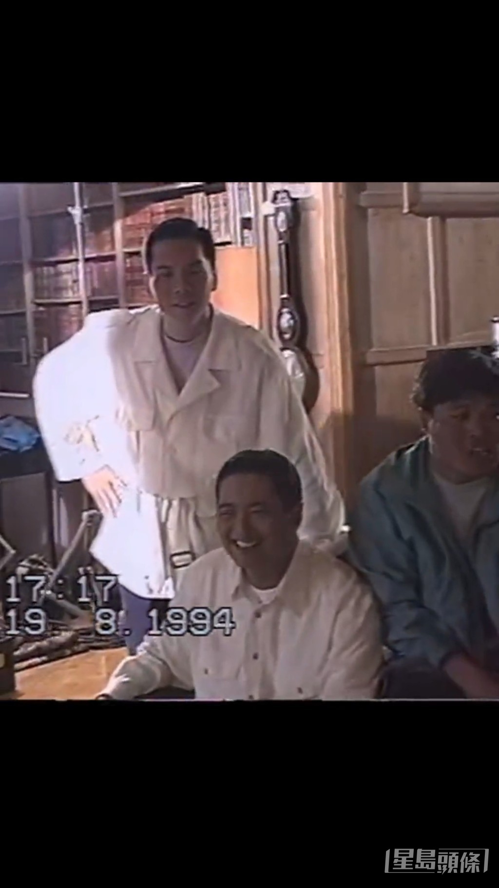 中見到日期為1994年8月19日,「高進」周潤發與「龍五」向華強一同望向鏡頭燦笑。