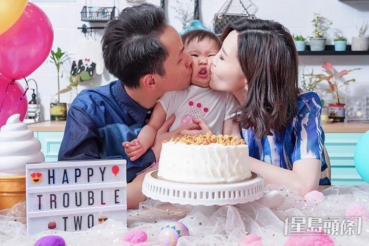 大女Giselle生日按傳統被父母錫錫。