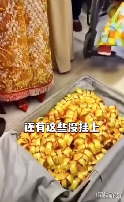 為表誠意幾乎將所有金飾戴上身。  ​